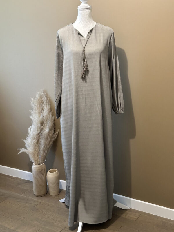 Abaya avec fil au col